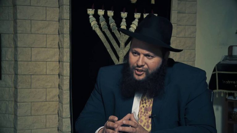 Szczyty hipokryzji. Rabin Szalom Ber Stambler w publicznej telewizji stwierdza, że nie można porównywać Żydów-szmalcowników z Polakami, którzy również dopuszczali się tego czynu (VIDEO)