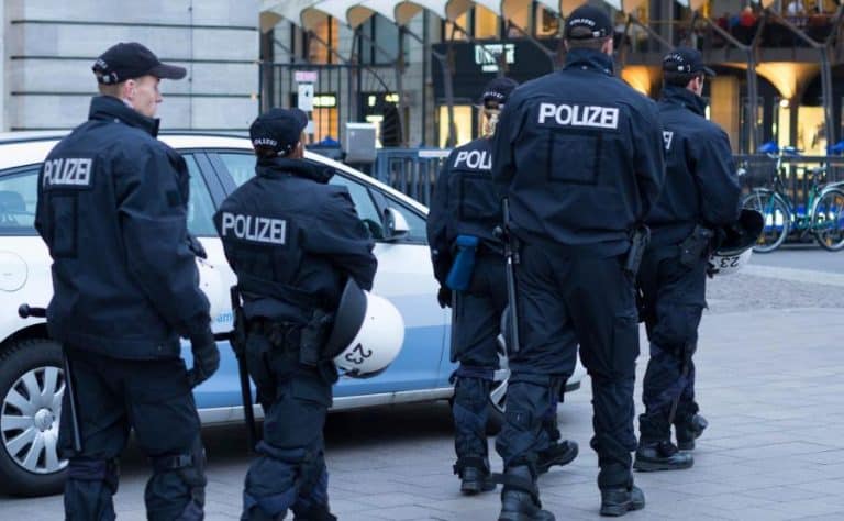 Niemiecka policja zaczęła zamieszczać tweety po arabsku?