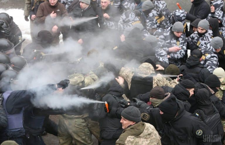 Starcia protestujących z policją w Kijowie, padły strzały
