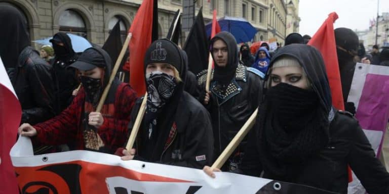 Lewactwo zorganizowało manifestacje pod siedzibą IPN. Hasłem przewodnim było: „Udział Polaków w Zagładzie – czytanie świadectw”