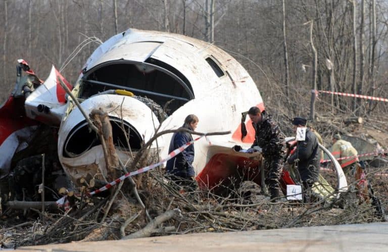 Rodziny ofiar katastrofy smoleńskiej wspominają bliskich w 10. rocznicę tragedii
