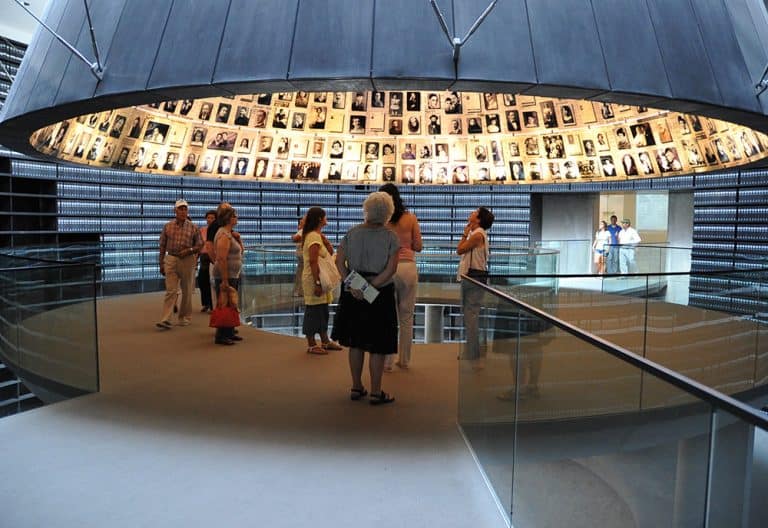 Instytut Yad Vashem z zadowoleniem wita kapitulację Polski i odstąpienie od walki o jej dobre imię