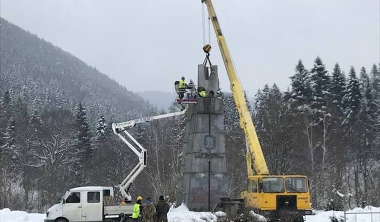 Dobiegła końca rozbiórka pomnika gen. Świerczewskiego w Jabłonkach koło Baligrodu
