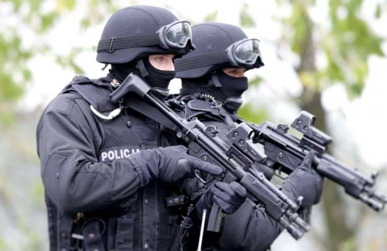 W Poznaniu policja ujęła uzbrojonego mężczyznę , który zabarykadował się w mieszkaniu