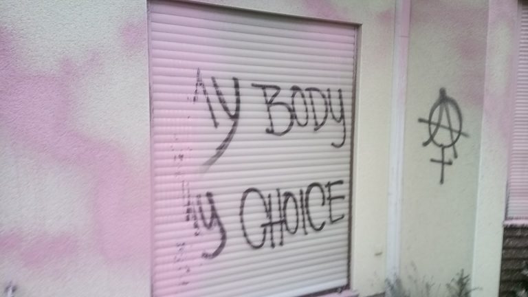 We Frankfurcie podczas Dnia Kobiet lewackie bojówki zdewastowały biuro działaczy pro life