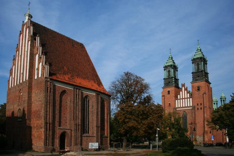 W Poznaniu wandale okleili taśmą wejścia do kościoła