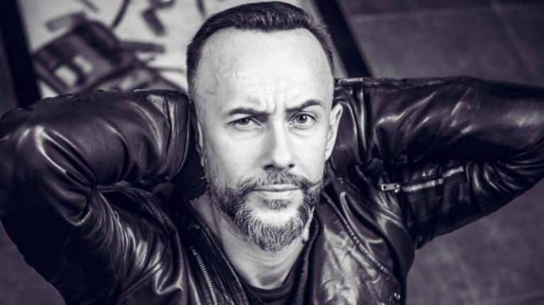 Nergal przeprasza za „życzenia” z okazji Dnia Kobiet i sprofanowanie krzyża