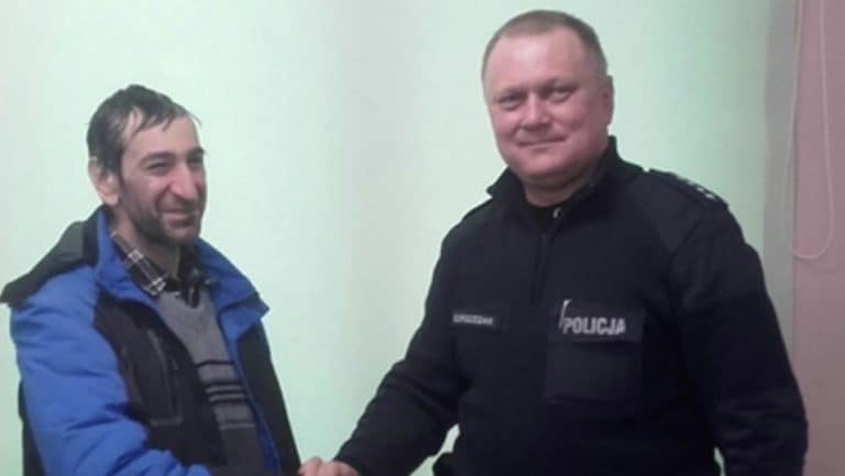 Polski policjant pomógł dotrzeć do domu mężczyźnie z Węgier, który pieszo wędrował z Kopenhagi do Budapesztu
