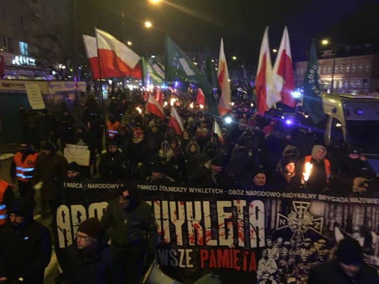 Grupki antypatriotów próbowały zakłócić Marsz Żołnierzy Wyklętych – policja zrobiła z nimi porządek