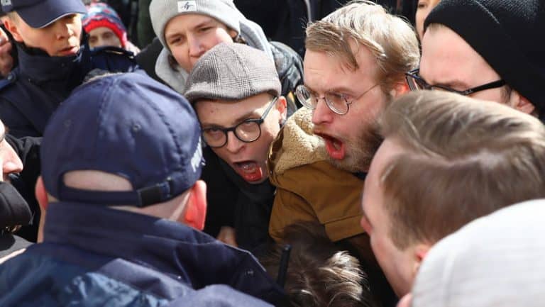 W Warszawie agresywni lewacy próbowali wedrzeć się do budynku kurii