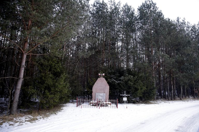 Oblanie pomnika w Rząbcu nie było przestępstwem