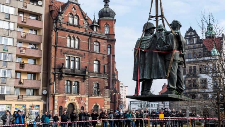 Rozbiórka sowieckich pomników w Legnicy i Szczecinie