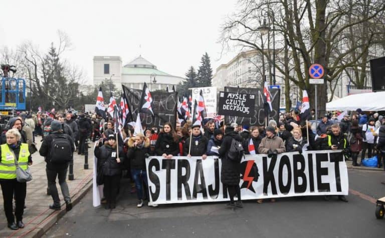 Szambo wybiło, czyli „czarny piątek” oczami internautów