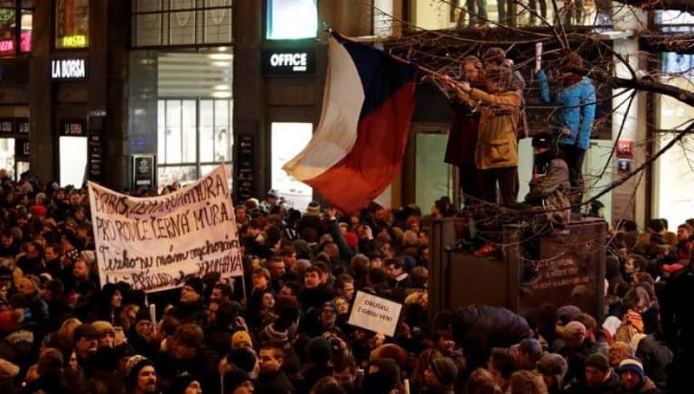 Czesi wyszli na ulice w proteście przeciwko wyborze byłego komunisty na wysokie państwowe stanowisko