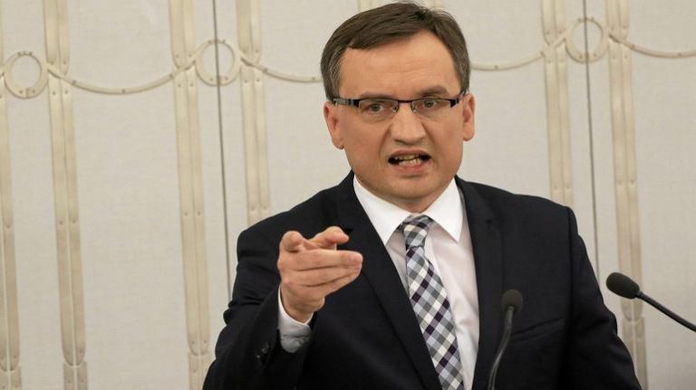 Zdaniem Zbigniewa Ziobry, ściganie osób negujących Holocaust jest ważniejsze niż karanie tych, które kłamią na temat rzezi Polaków na Wołyniu