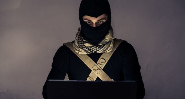 Islamscy terroryści we francuskich więzieniach mają swobodny dostęp do internetu