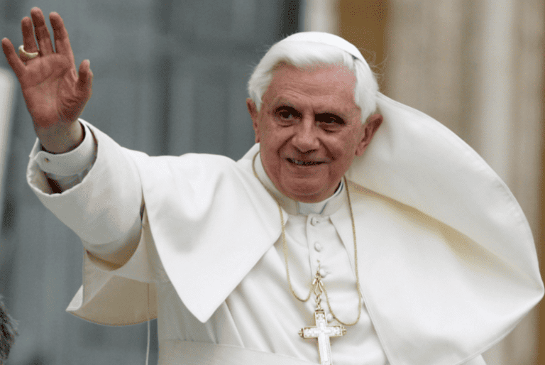 Benedykt XVI: Małżeństwa homoseksualne i aborcja to znak duchowej siły Antychrysta