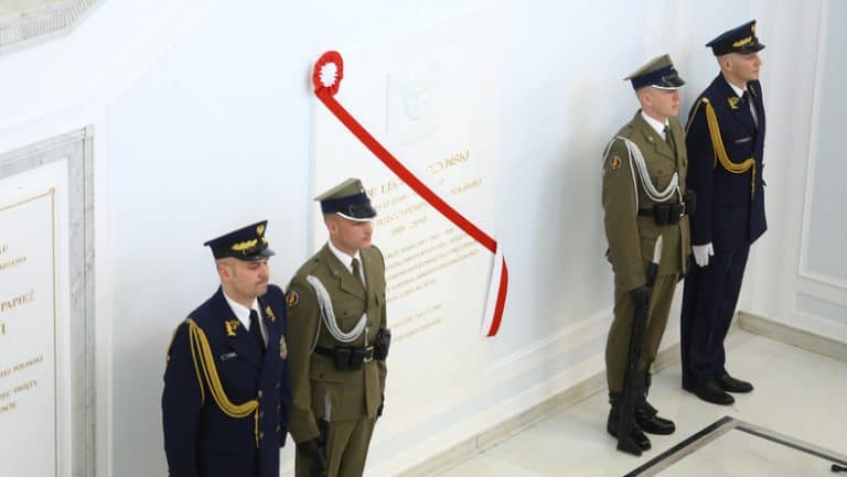 W sejmie upamiętniono tablicą prezydenta Lecha Kaczyńskiego