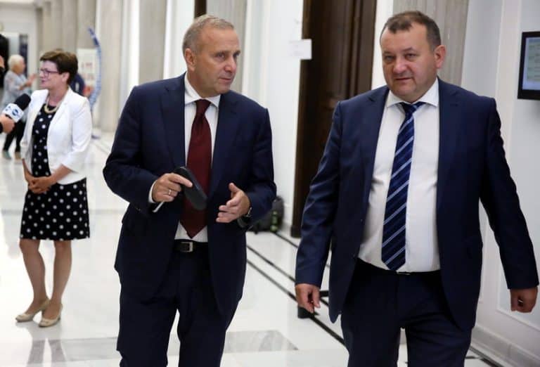 Grzegorz Schetyna próbuje bronić posła Gawłowskiego