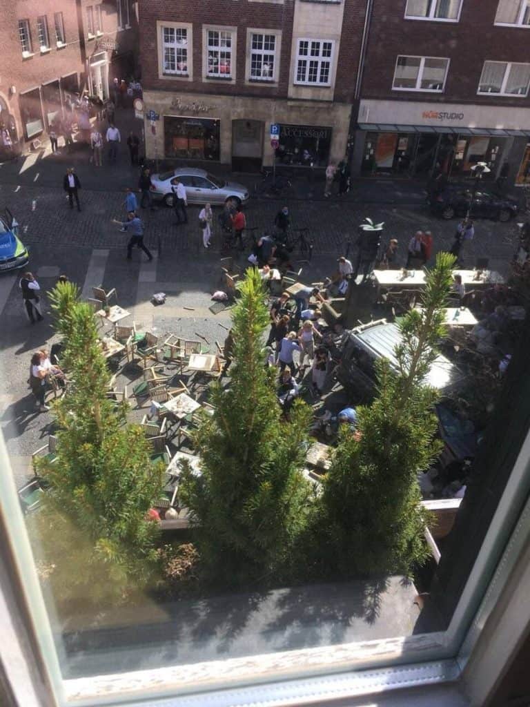 W Niemczech kierowca wjechał samochodem w tłum ludzi, zabijając trzy osoby