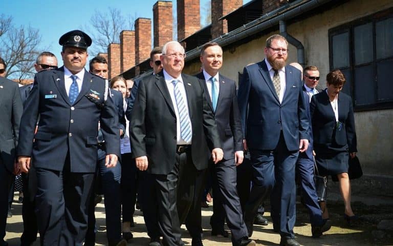 Izraelskie media twierdzą, że prezydent Izraela postawił swojego polskiego odpowiednika do pionu, prezydent Duda zaprzecza