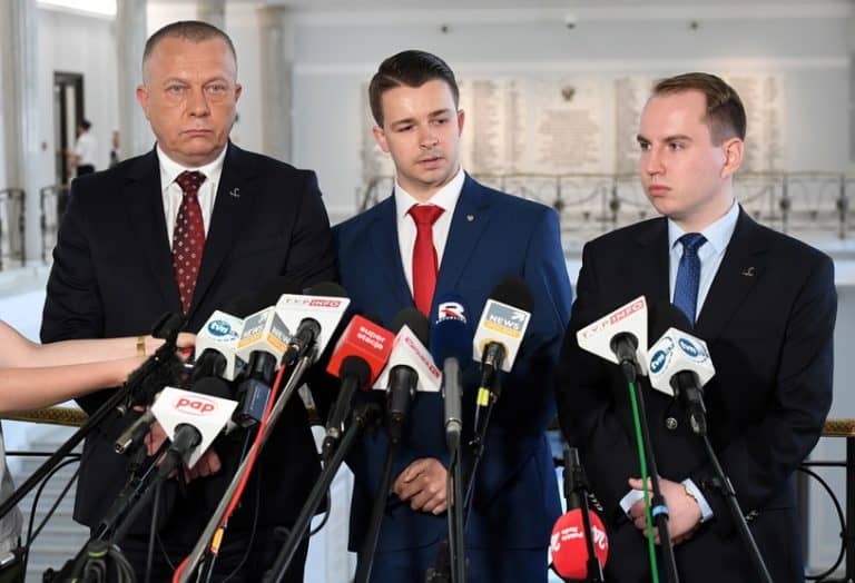 W parlamencie powstaje nowe stowarzyszenie „DLA POLSKI”. Jej celem jest m. in. postawienie Donalda Tuska przed Trybunałem Stanu
