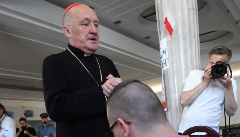 Kardynał Nycz spotkał się dzisiaj w Sejmie z protestującymi osobami niepełnosprawnych i ich opiekunami