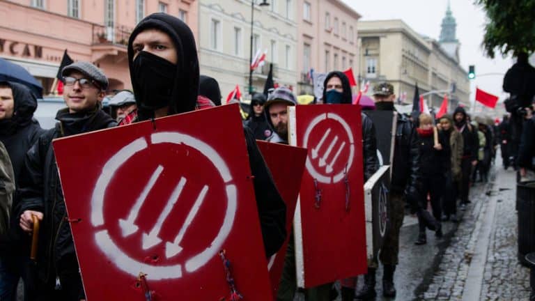 Agresywni lewacy usłyszą zarzuty za atak na policjantów oraz blokadę legalnego marszu narodowców