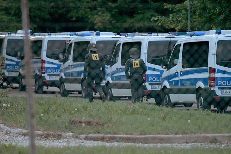 Tym razem górą niemiecka policja, która wzięła szturmem ośrodek dla uchodźców w Ellwangen /filmy/