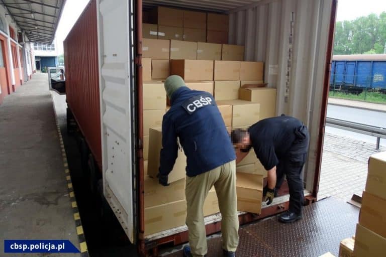 Dwa gigantyczne transporty nielegalnych papierosów przybyły do gdańskiego portu
