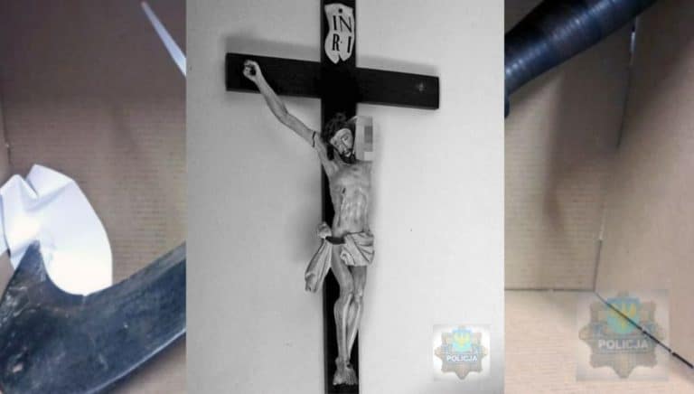 Atak na krzyż w kościele w Nysie – napastnicy odcięli maczetę ramię postaci Chrystusa