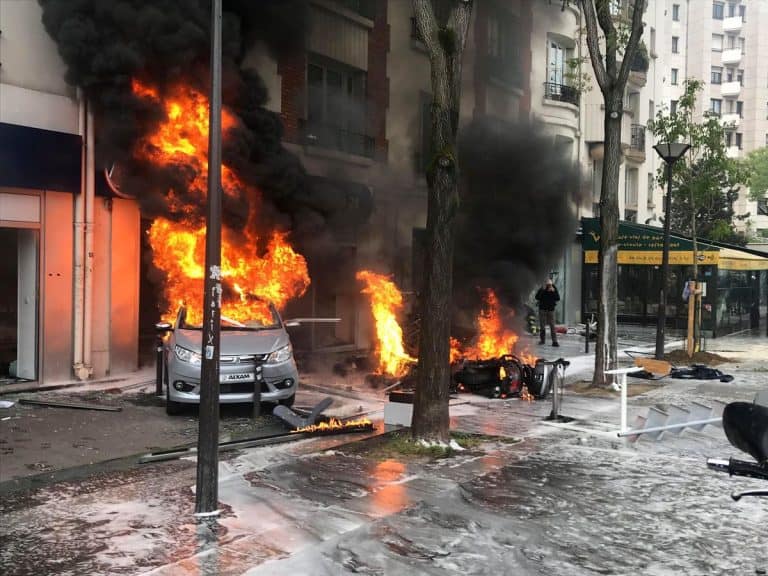 Anarchiści demolują Paryż, gwałtowne zamieszki w stolicy Francji
