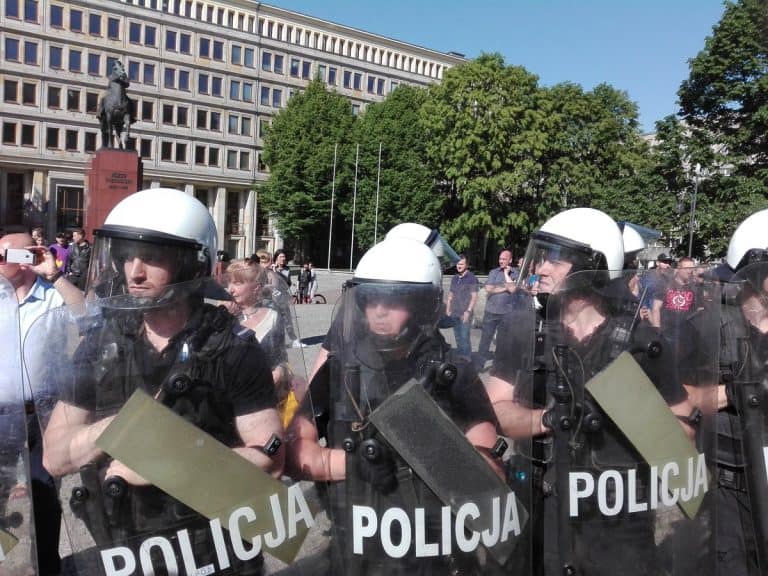 Skandal w Katowicach: lewaccy bojówkarze próbowali zakłócić obchody rocznicy wybuchu III Powstania Śląskiego. A co zrobiła policja?
