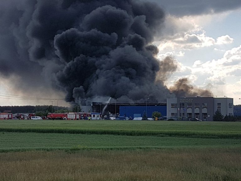 Ogromny pożar w hali stoczni produkującej jachty