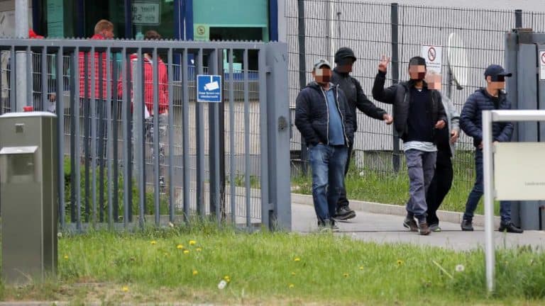 W Niemczech policjantom spuszczono łomot i musieli odstąpić od deportacji nielegalnego imigranta