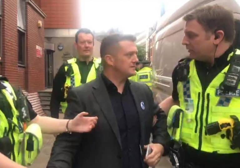 Brytyjski zamordyzm – Tommy Robinson aresztowany podczas relacjonowania procesu gangu muzułmańskich gwałcicieli