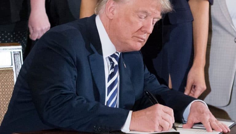 Trump podpisał ustawę 447 dotyczącą mienia pożydowskiego m.in. w Polsce