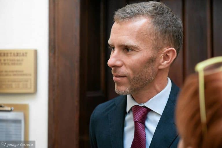 Były wiceprezydent Wrocławia zostaje uniewinniony w sprawie o przyjęcie łapówki, podczas gdy biznesmen odpowiedzialny za jej wręczenie usłyszał wyrok