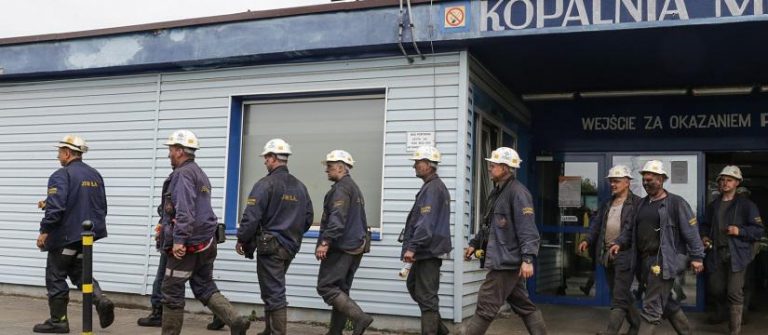 W kopalni „Zofiówka” ratownicy odnaleźli jednego z poszukiwanych górników, nie daje oznak życia