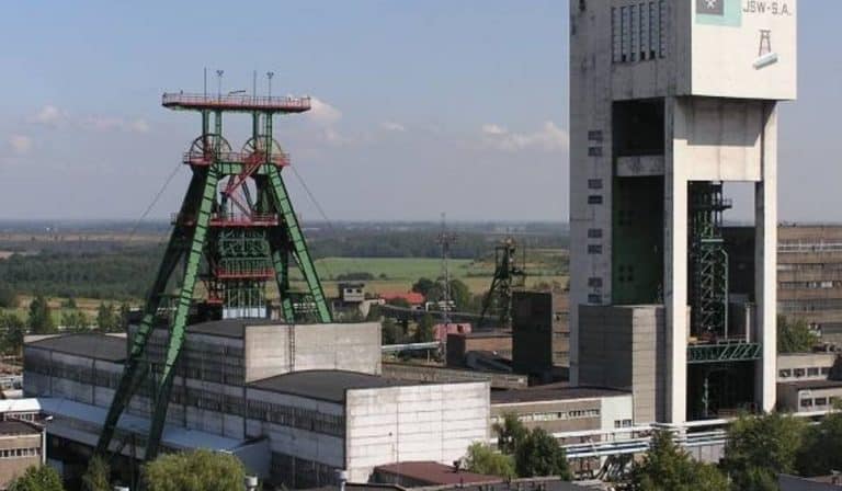 W kopalni Zofiówka ratownicy dotarli do dwóch zasypanych górników