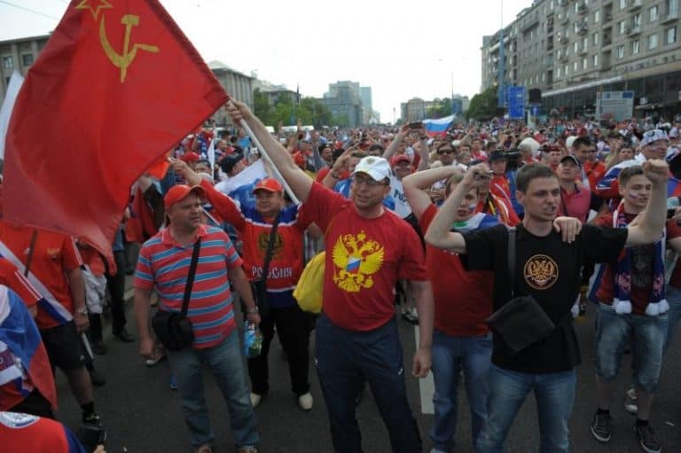 Rosyjscy kibole grożą Polakom zemstą za usuwanie pomników Armii Czerwonej