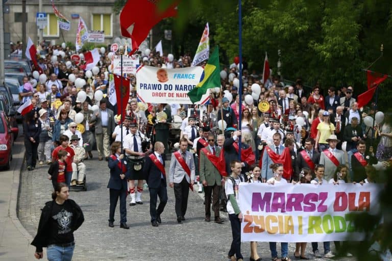 Marsze dla Życia i Rodziny przyćmiły promowaną przez lewackie środowiska tzw. „Paradę Równości”