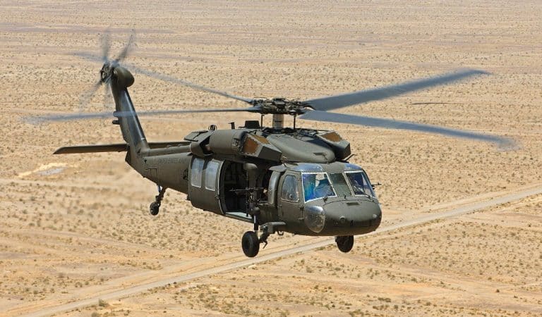 Amerykański śmigłowiec typu Black Hawk wylądował polskiemu rolnikowi na polu kukurydzy…