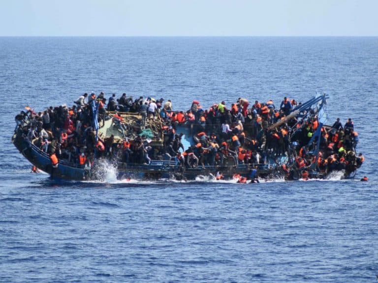Zatonęła łódź z migrantami, zginęło ok. 100 osób