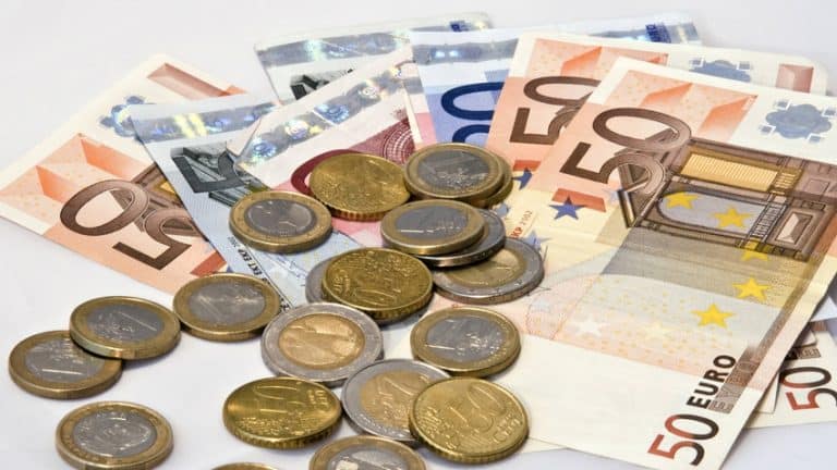 W ramach rekompensaty za wzrost cen paliw Francuzi otrzymają po 100 euro tzw. „dodatku inflacyjnego”