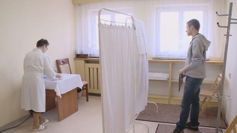 Coraz więcej młodych mężczyzn ignoruje wezwania na obowiązkowe badania komisji wojskowych