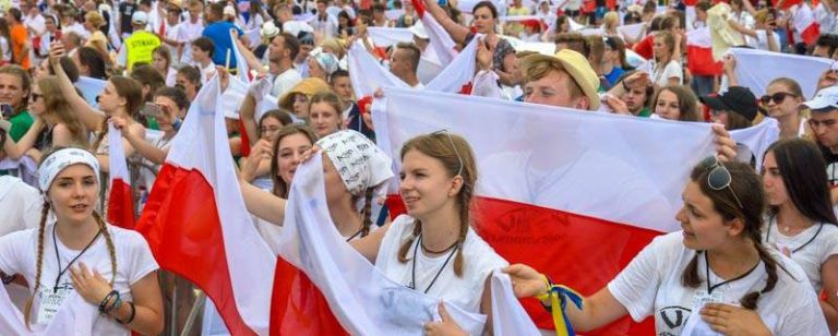 Tysiące młodych ludzi na Polach Lednickich