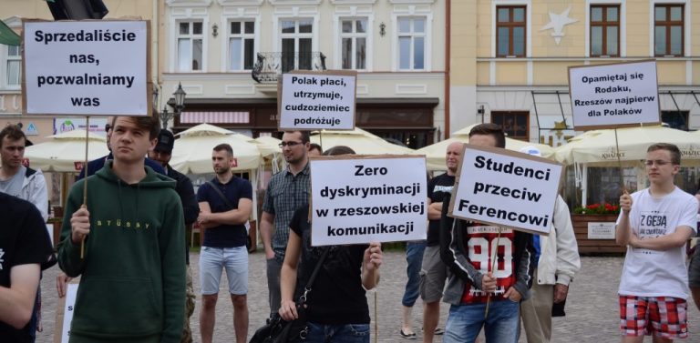 Protest w Rzeszowie: „Polak płaci, utrzymuje, cudzoziemiec podróżuje”