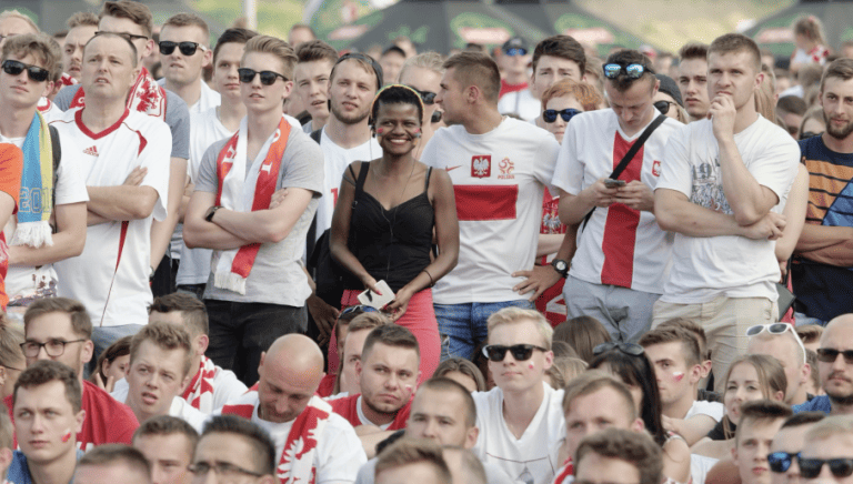 Senegalka kibicowała swojej drużynie otoczona przez tłum Polaków „Przyszłam tu sama bo wiedziałam, że Polacy szanują kobiety