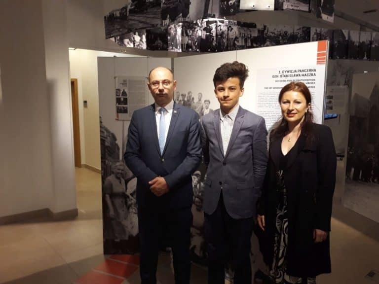 Młody Francuz na lekcji historii bronił Polski przed fałszywymi oskarżeniami o nazizm. Teraz miał okazję odwiedzić IPN